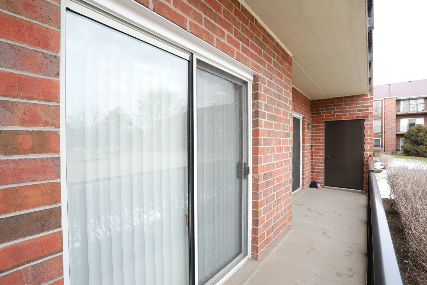 815 Leicester Road, Unit 108 Elk Grove Village, IL 60007 - Photo 24 of 34 a view of balcony