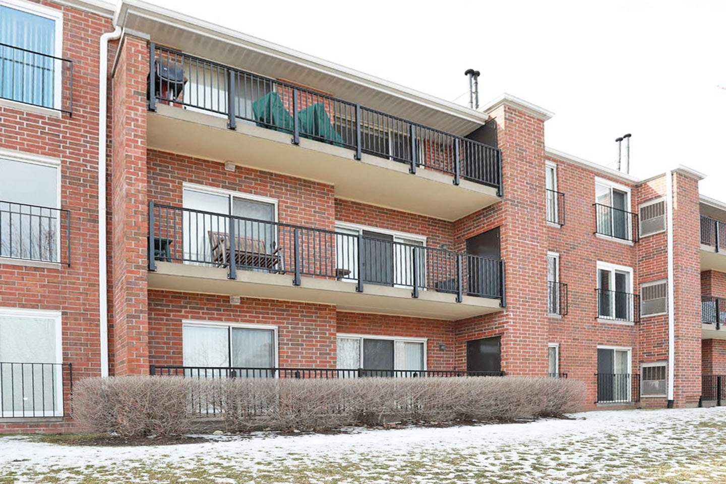 815 Leicester Road, Unit 108 Elk Grove Village, IL 60007 - Photo 25 of 34 a front view of a building
