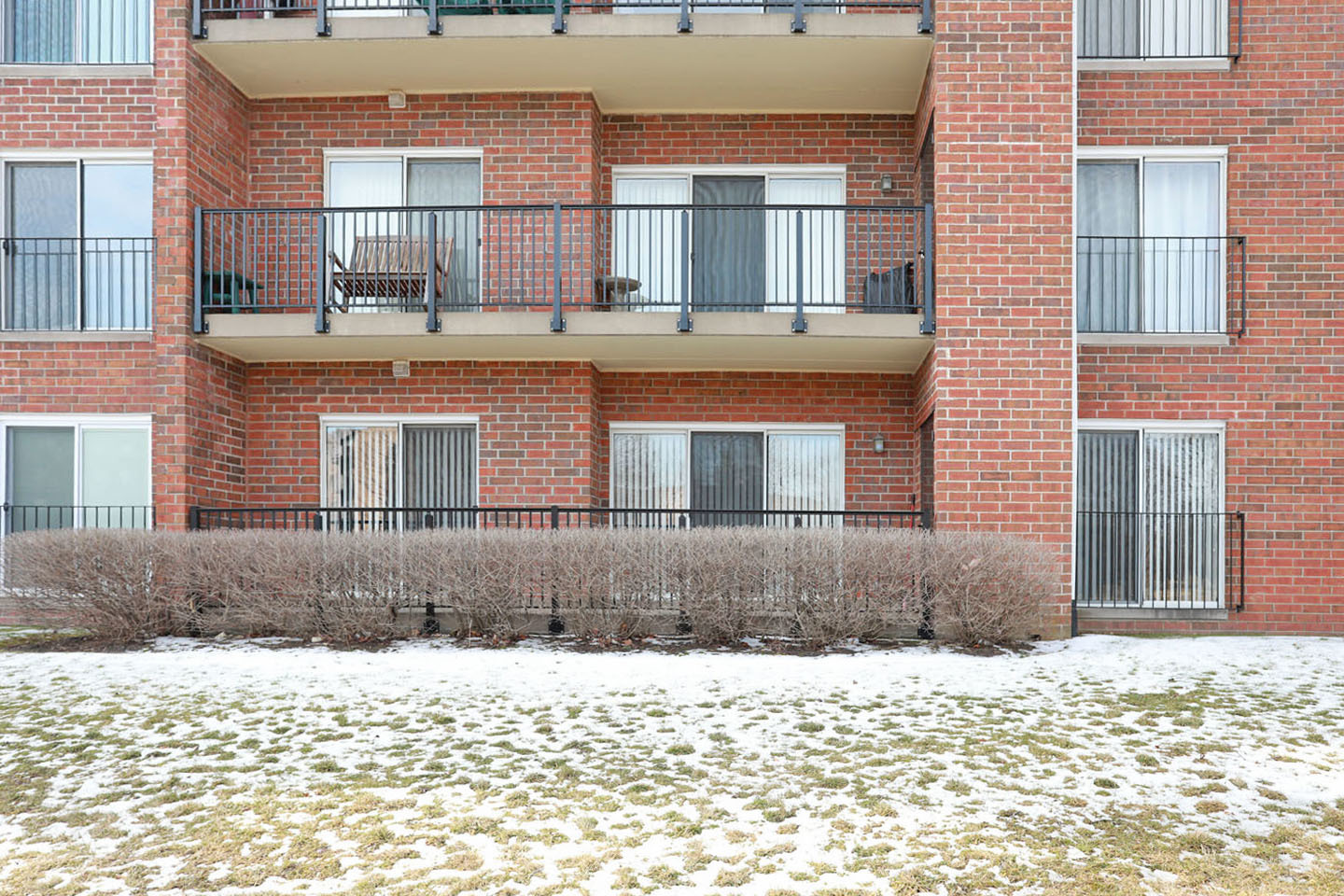 815 Leicester Road, Unit 108 Elk Grove Village, IL 60007 - Photo 26 of 34 a front view of a house