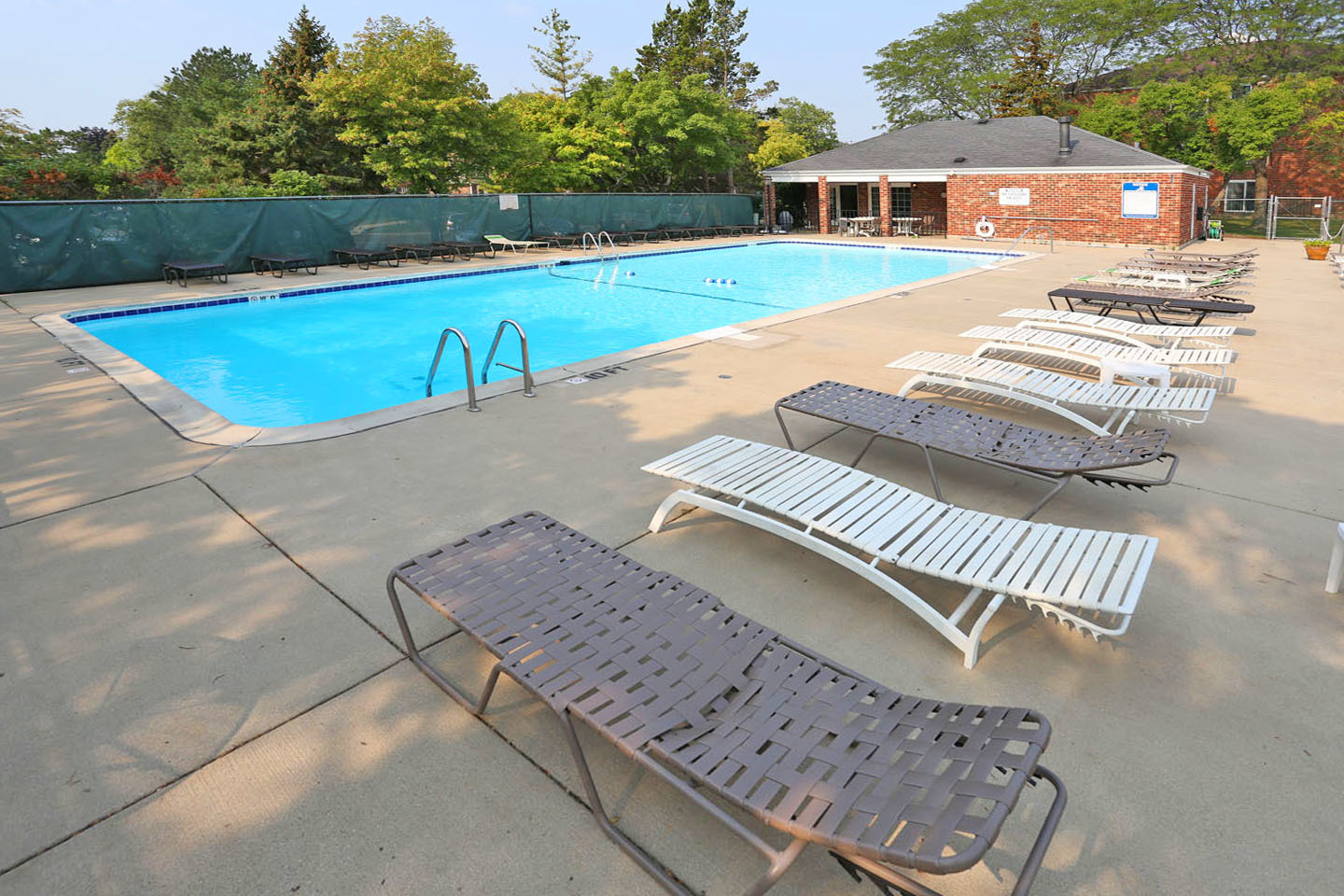 815 Leicester Road, Unit 108 Elk Grove Village, IL 60007 - Photo 30 of 34 a view of a back yard with a patio