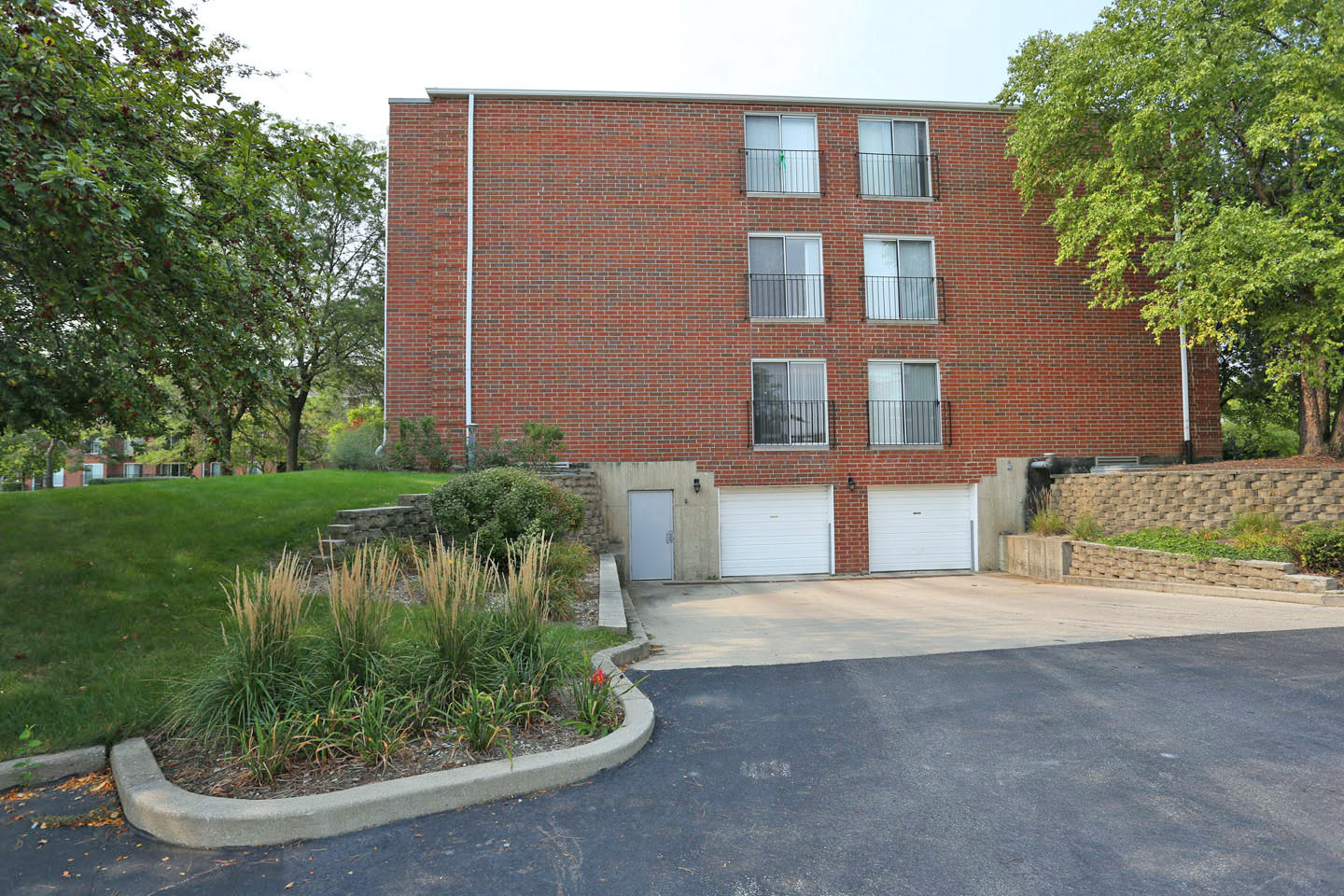 815 Leicester Road, Unit 108 Elk Grove Village, IL 60007 - Photo 31 of 34 a view of a brick house with a yard and plants