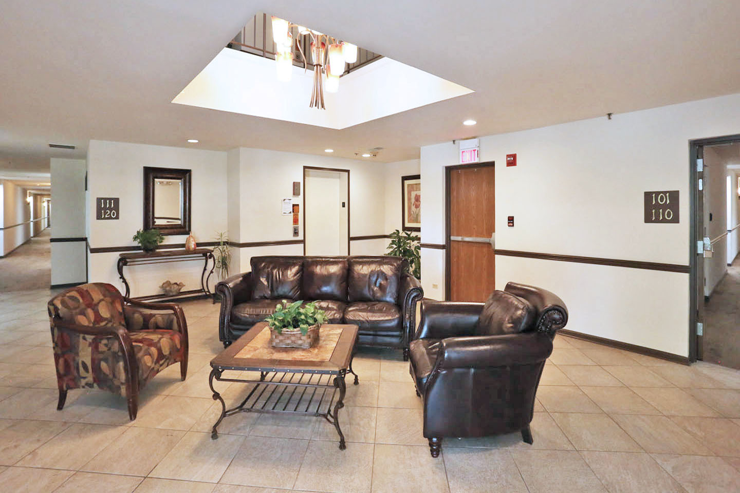 815 Leicester Road, Unit 108 Elk Grove Village, IL 60007 - Photo 5 of 34 a living room with furniture