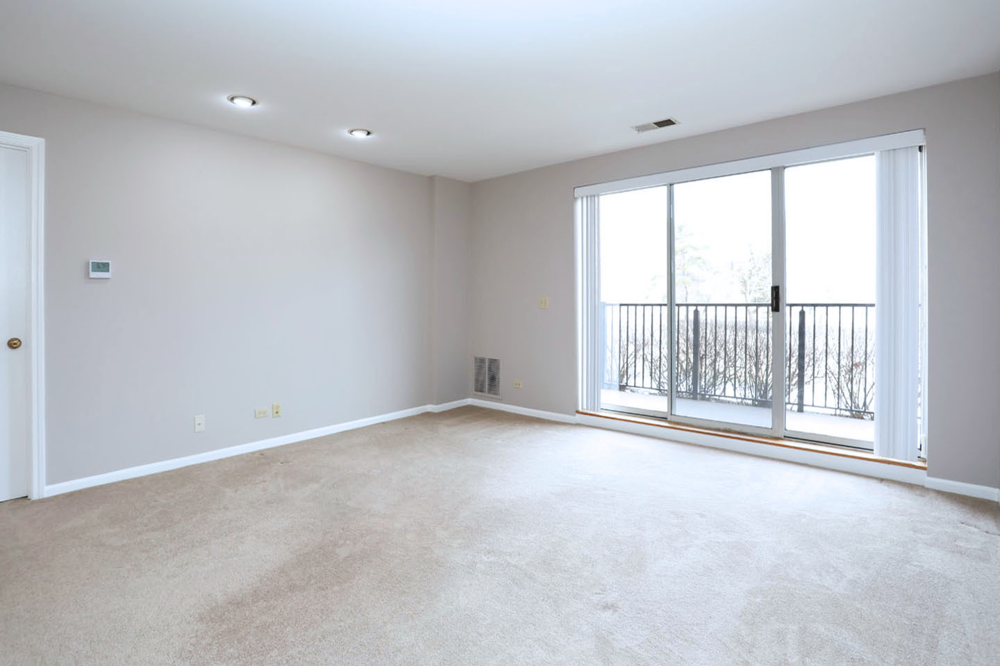 815 Leicester Road, Unit 108 Elk Grove Village, IL 60007 - Photo 6 of 34 a view of an empty room with a window