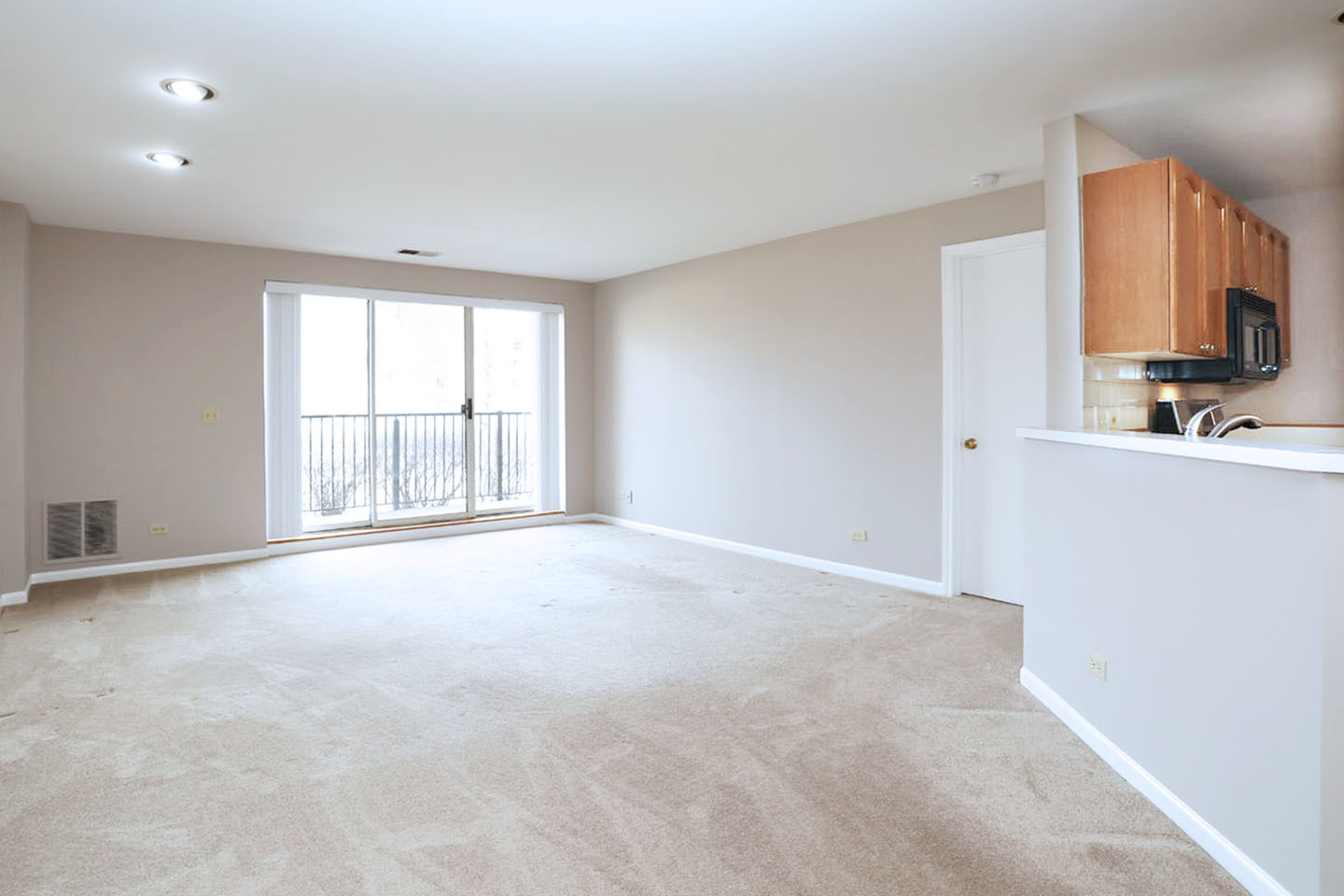 815 Leicester Road, Unit 108 Elk Grove Village, IL 60007 - Photo 7 of 34 a view of an empty room with a window
