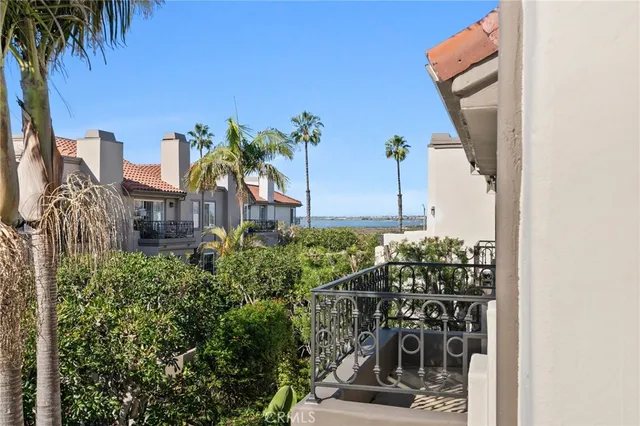 $1,525,000 | 19281 Meadowood Circle, Huntington Beach, CA 92648