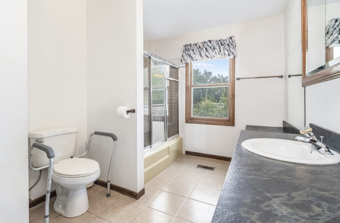 1943 Church Road Aurora, IL 60505 - Photo 13 of 31 a spacious bathroom with a toilet a sink and a bathtub