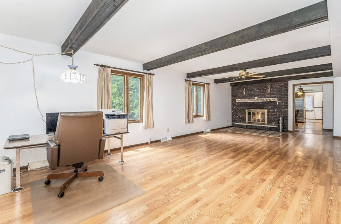 1943 Church Road Aurora, IL 60505 - Photo 5 of 31 a view of livingroom with workspace and a window