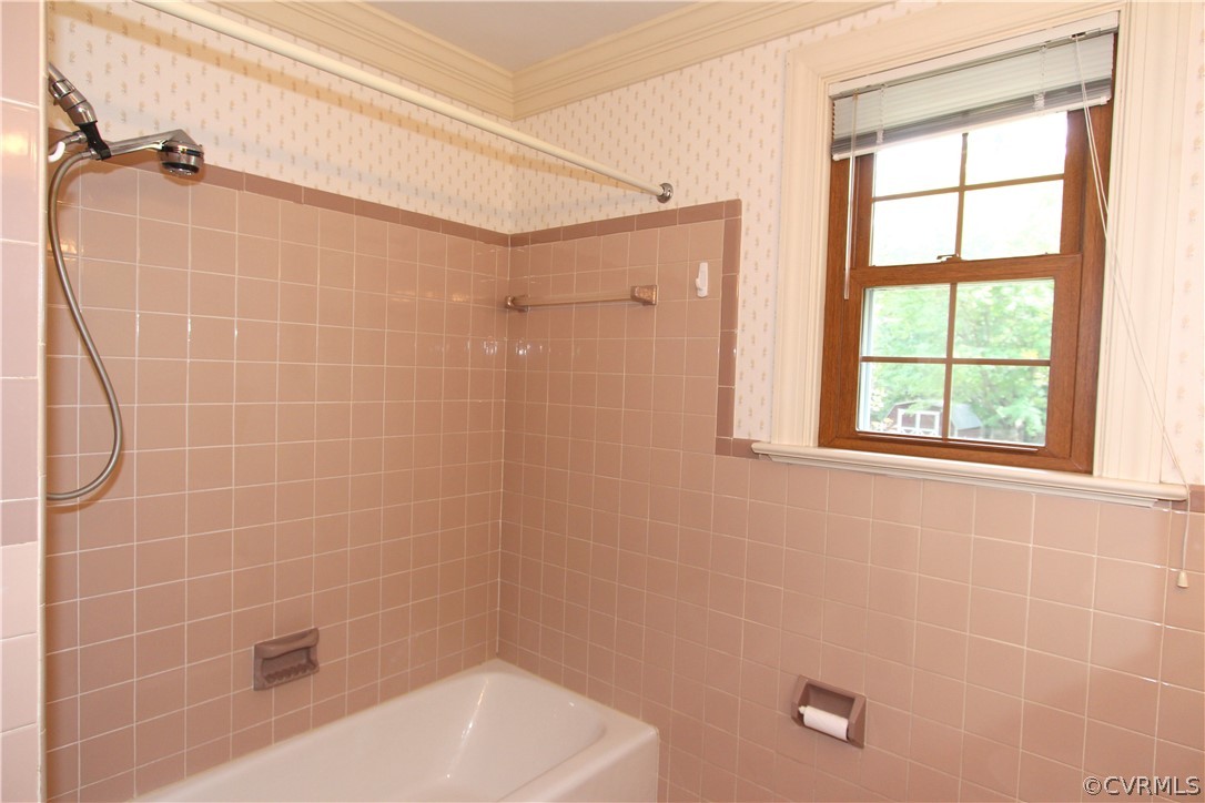 2529 Salisbury Road Midlothian, VA 23113 - Photo 17 of 20 a bathroom with a shower and a bathtub