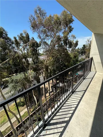 $2,495 | 3949 Los Feliz Boulevard, Unit 302, Los Angeles, CA 90027