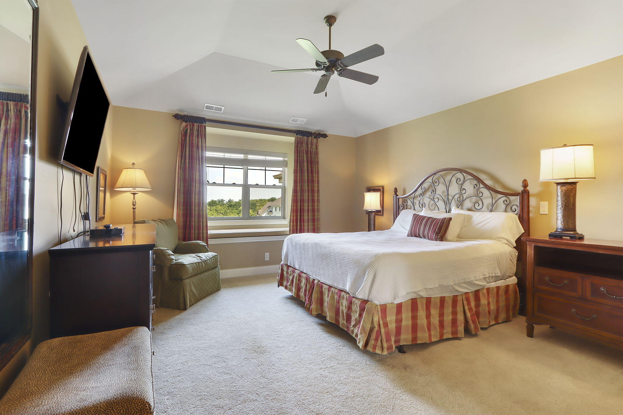 663 Greenview Circle, Unit 5527 Geneva, WI 53147 - Photo 12 of 40 bed 3 with ensuite