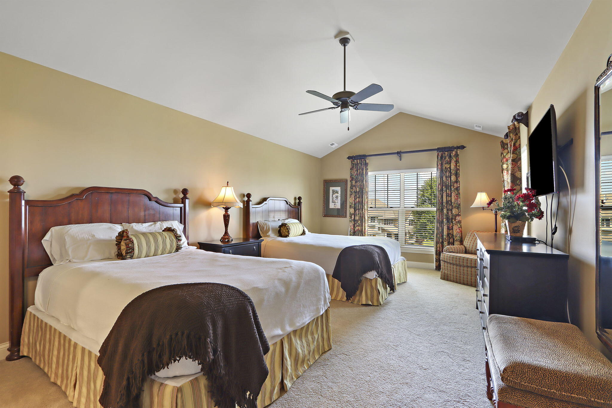 663 Greenview Circle, Unit 5527 Geneva, WI 53147 - Photo 14 of 40 bed 2 with ensuite