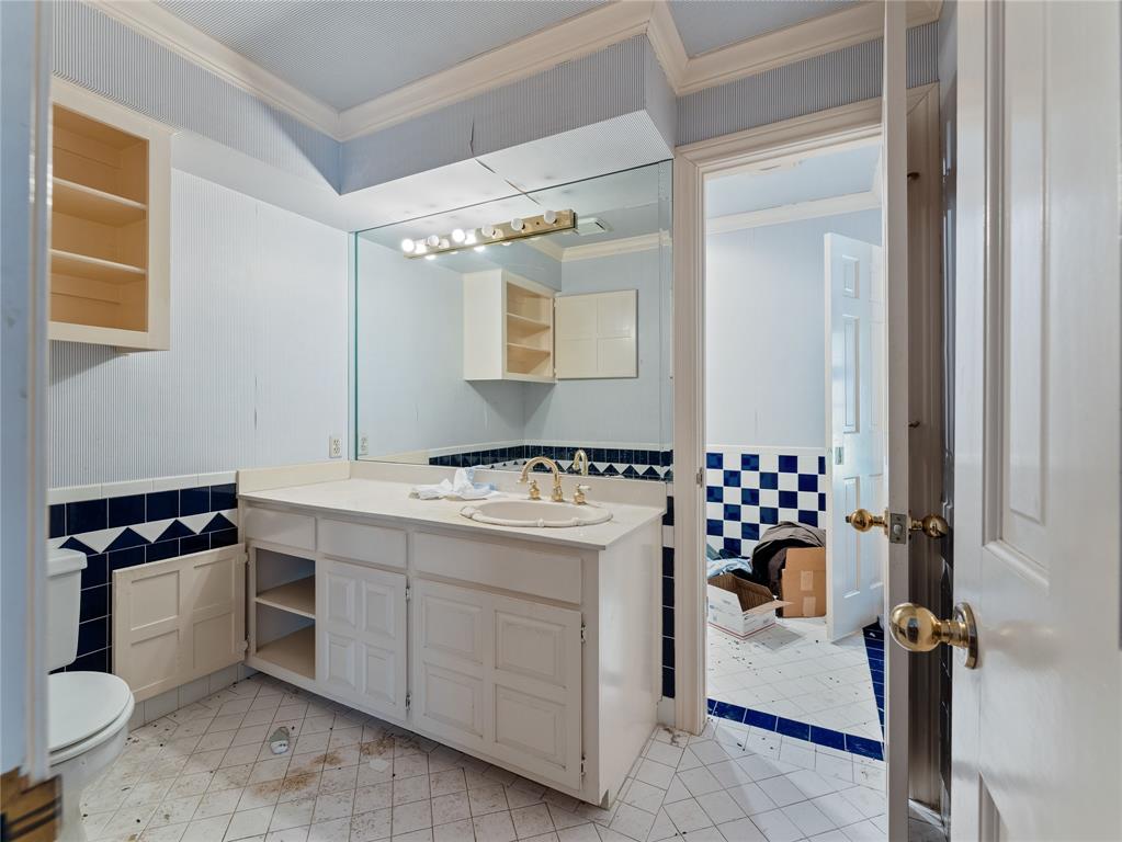 1809 Burton Hill Road Fort Worth, TX 76107 - Photo 13 of 37