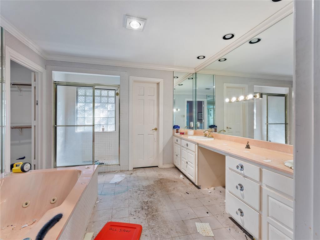 1809 Burton Hill Road Fort Worth, TX 76107 - Photo 18 of 37