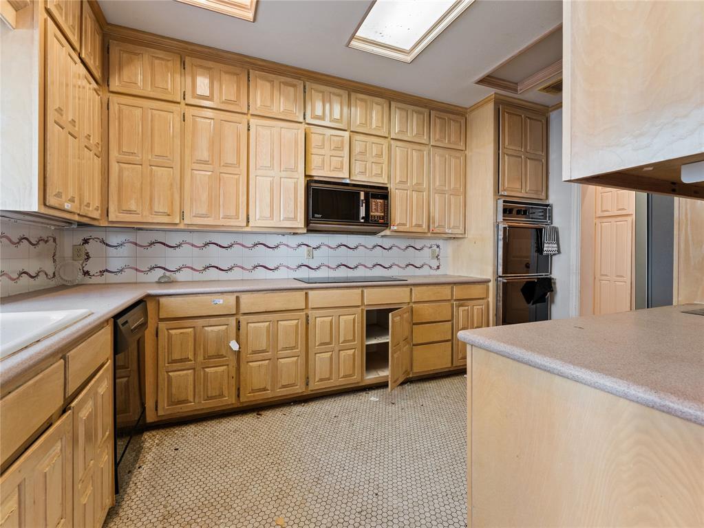 1809 Burton Hill Road Fort Worth, TX 76107 - Photo 26 of 37