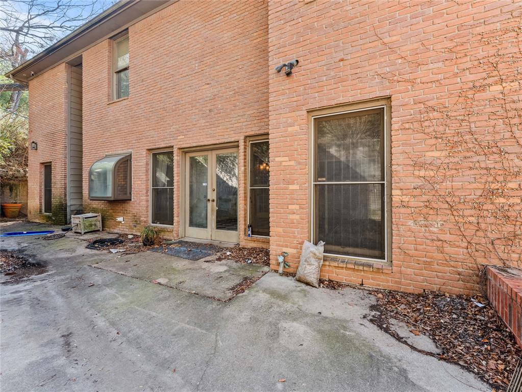 1809 Burton Hill Road Fort Worth, TX 76107 - Photo 3 of 37