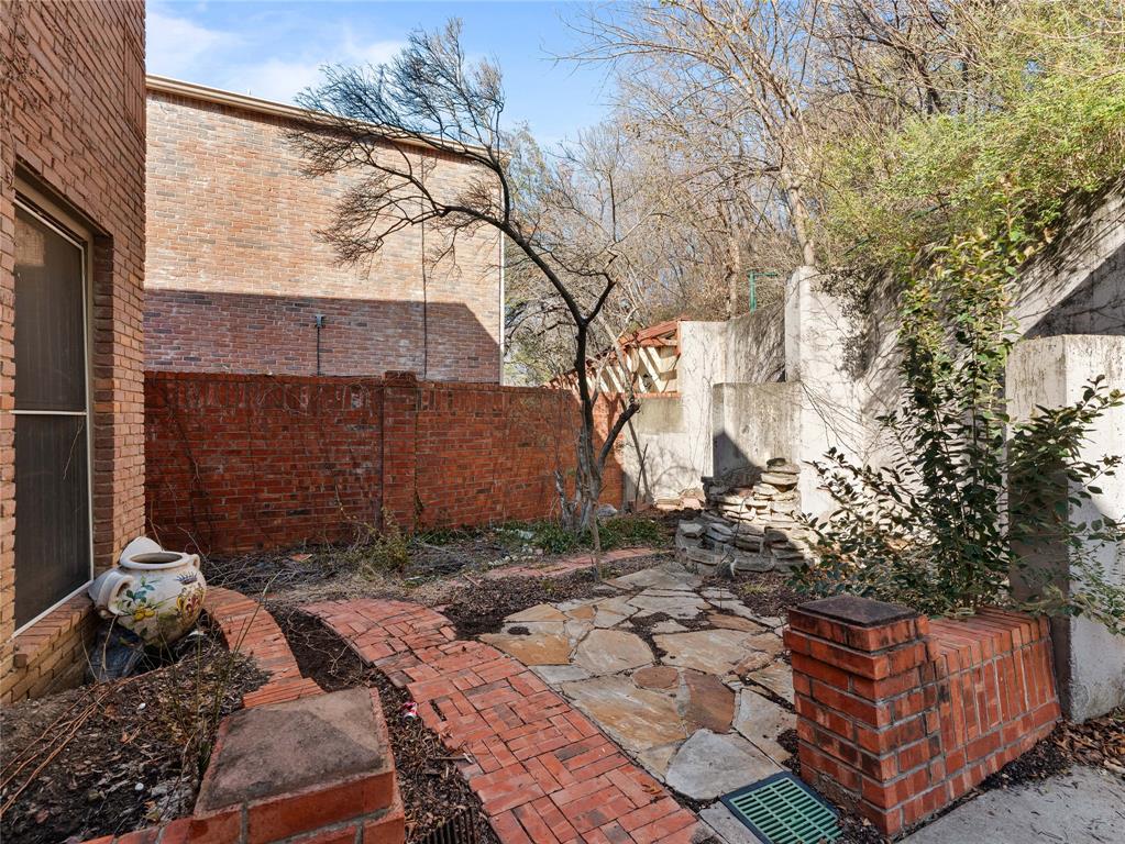 1809 Burton Hill Road Fort Worth, TX 76107 - Photo 4 of 37