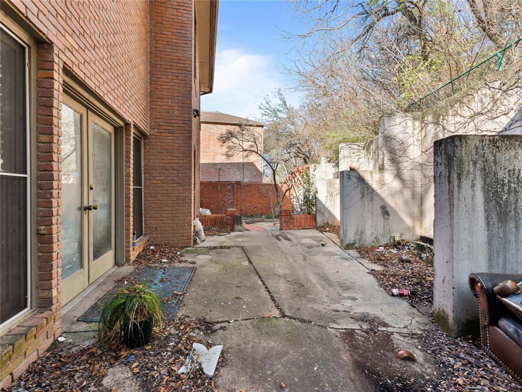 1809 Burton Hill Road Fort Worth, TX 76107 - Photo 5 of 37