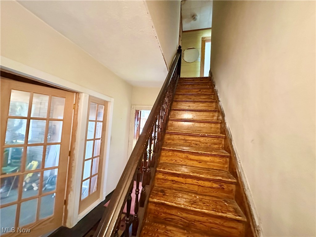 6397 King-Graves Road Fowler, OH 44418 - Photo 29 of 48 View of stairs