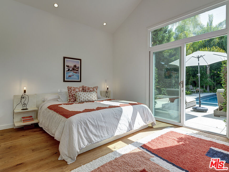 1314 Preston Way Venice, CA 90291 - Photo 21 of 30 a bedroom with a bed and a large window