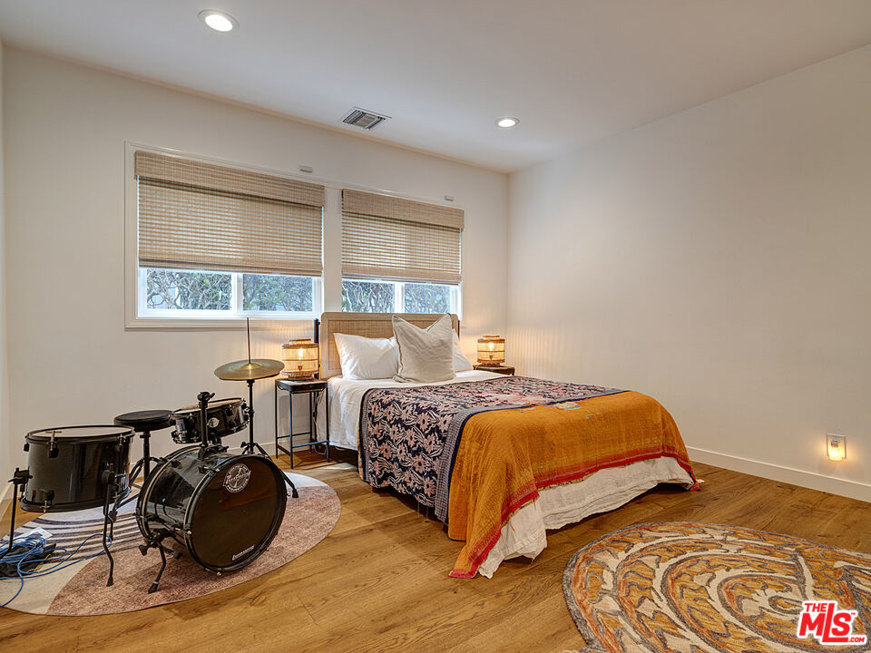 1314 Preston Way Venice, CA 90291 - Photo 22 of 30 a bedroom with two beds and a window