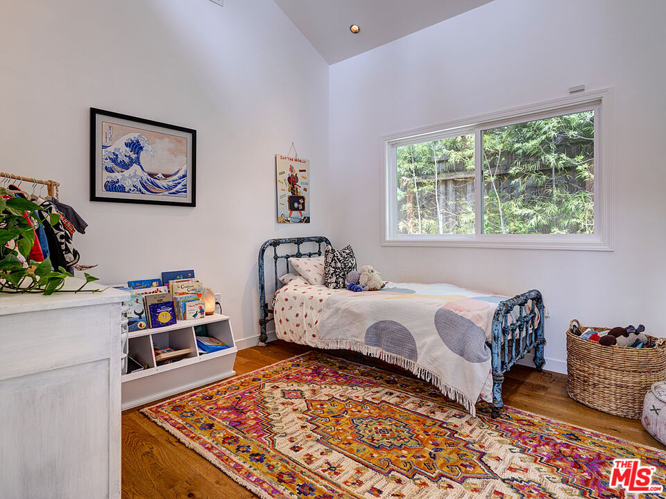 1314 Preston Way Venice, CA 90291 - Photo 25 of 30 a living room with furniture and a rug