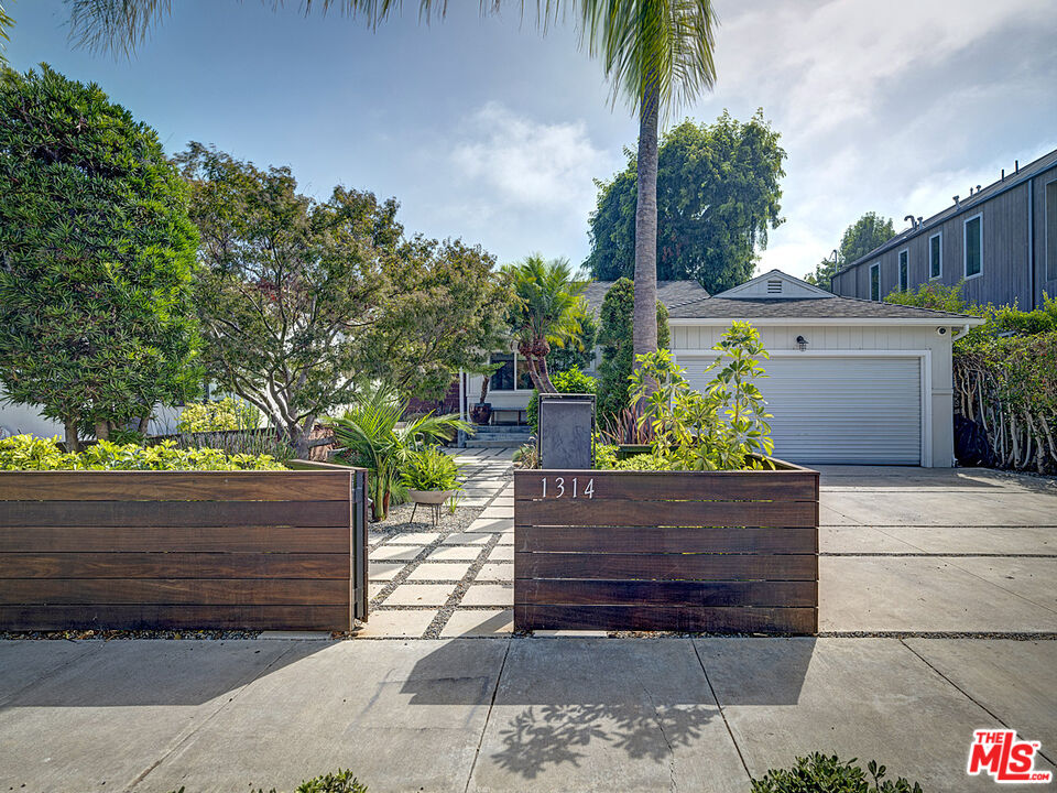 1314 Preston Way Venice, CA 90291 - Photo 3 of 30 a view of a entrance of the house