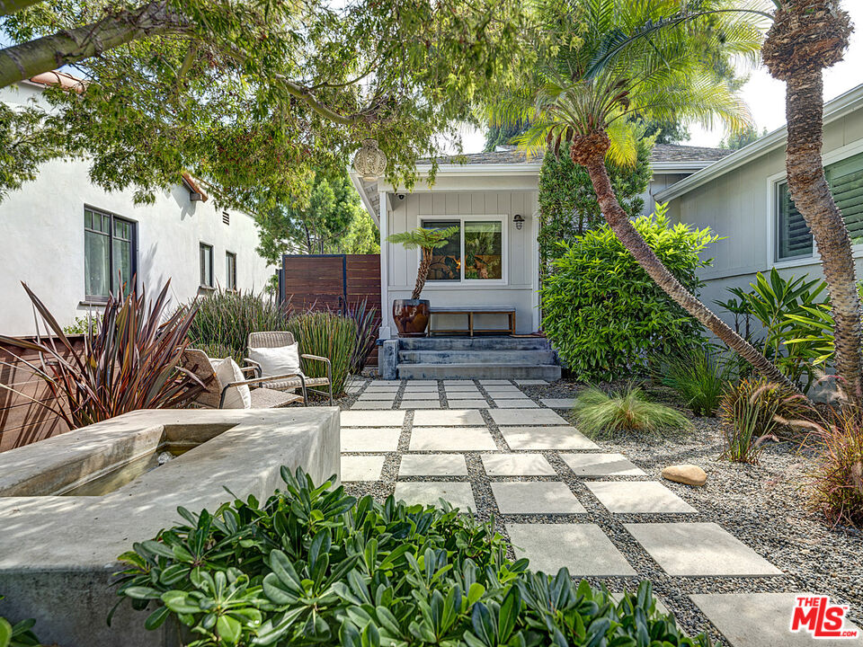 1314 Preston Way Venice, CA 90291 - Photo 4 of 30 a view of a house with backyard and sitting area