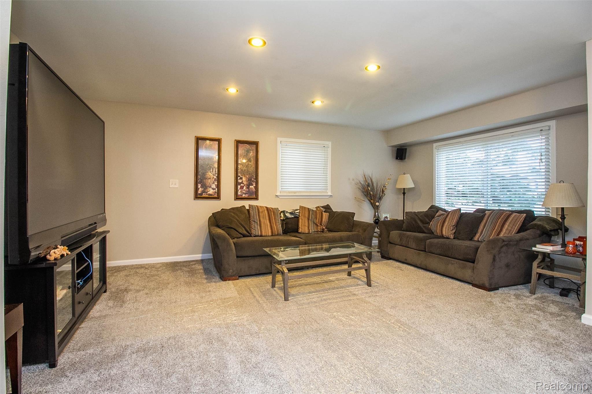 1907 Henbert Road West Bloomfield, MI 48324 - Photo 7 of 33 7.jpg