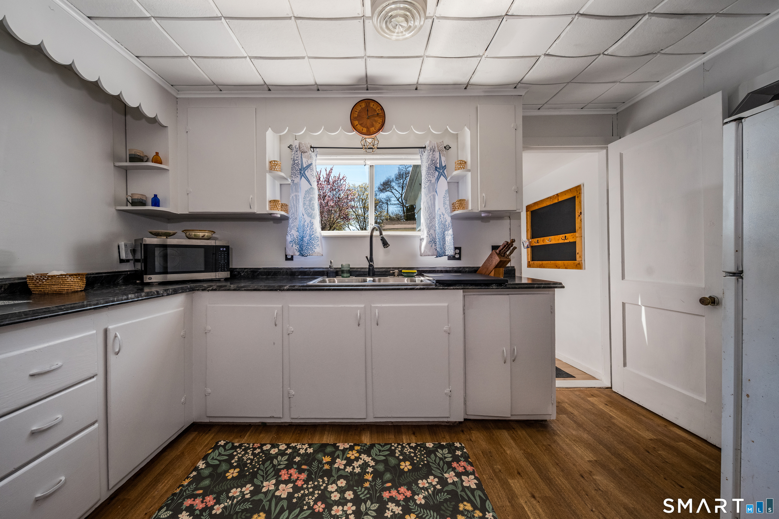 32 North Street Madison, CT 06443 - Photo 15 of 20 Charming kitchen!