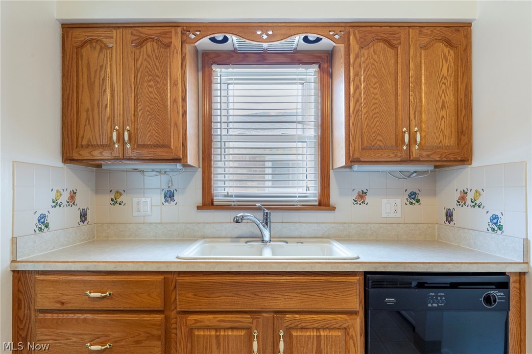 2806 Hearthstone Road Cleveland, OH 44134 - Photo 9 of 27 Gallery Image 9