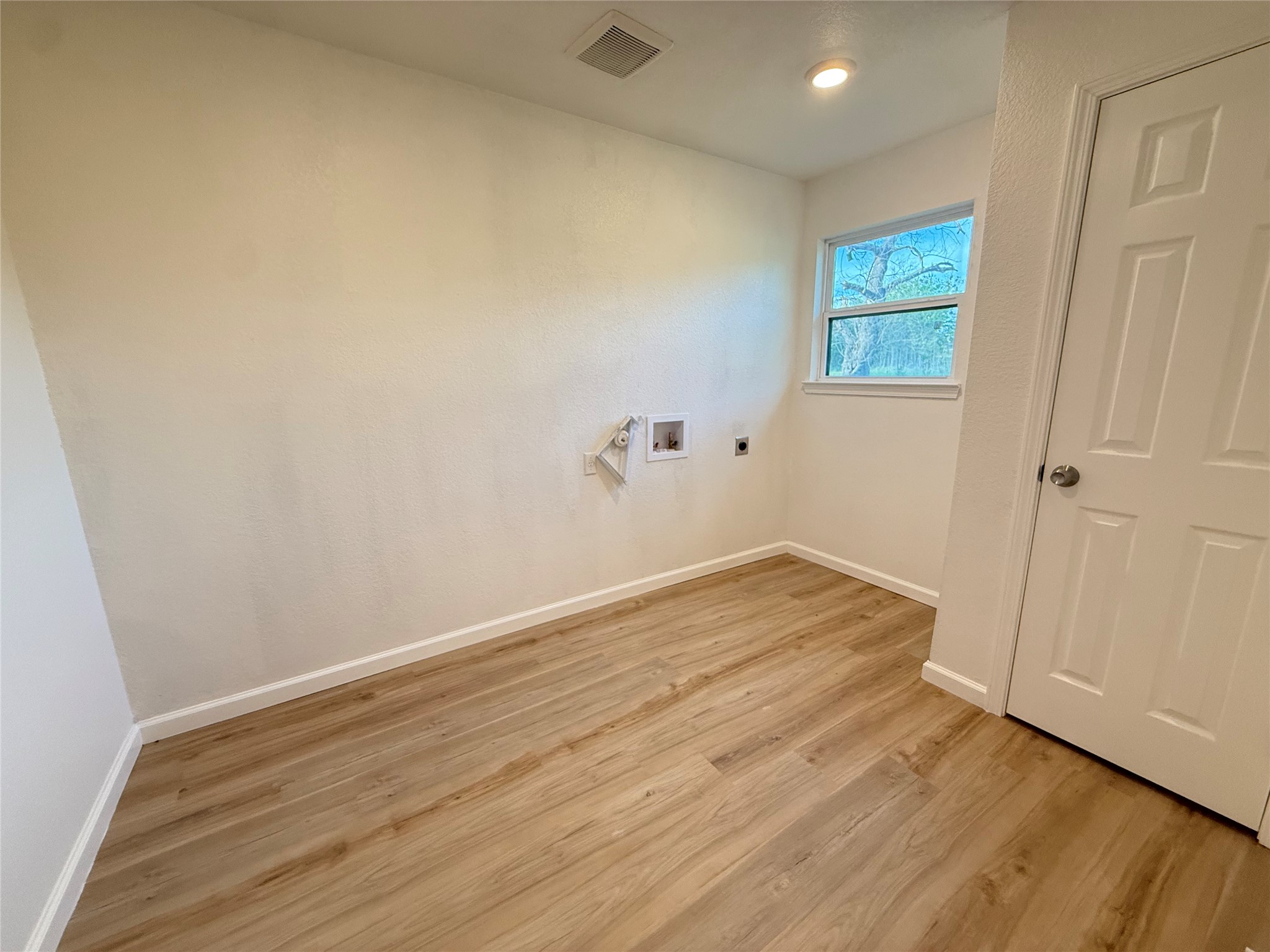 800 Old Thorndale Road Taylor, TX 76574 - Photo 20 of 20 Large laundry area