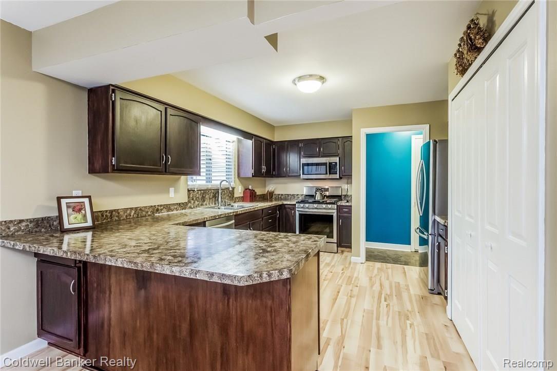 2104 Bone Road Holly, MI 48442 - Photo 7 of 38 012-Kitchen-2280265-medium.jpg