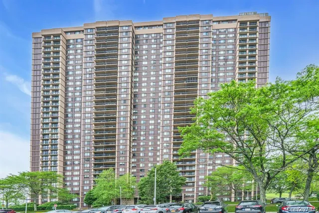 $379,000 | 269 Grand Central Parkway, Unit 32P | Glen Oaks