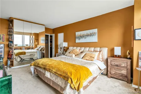 $379,000 | 269 Grand Central Parkway, Unit 32P | Glen Oaks