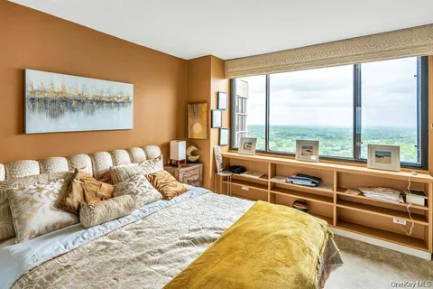 $379,000 | 269 Grand Central Parkway, Unit 32P | Glen Oaks