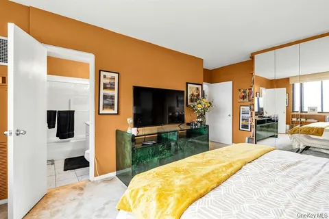 $379,000 | 269 Grand Central Parkway, Unit 32P | Glen Oaks