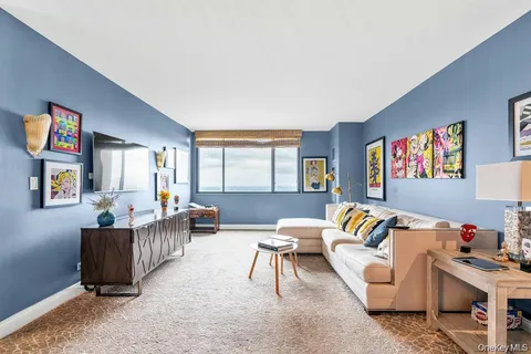 $379,000 | 269 Grand Central Parkway, Unit 32P | Glen Oaks