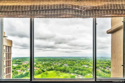 $379,000 | 269 Grand Central Parkway, Unit 32P | Glen Oaks