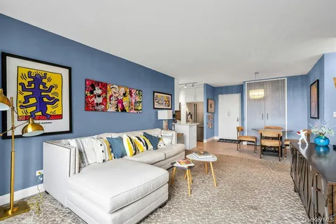 $379,000 | 269 Grand Central Parkway, Unit 32P | Glen Oaks