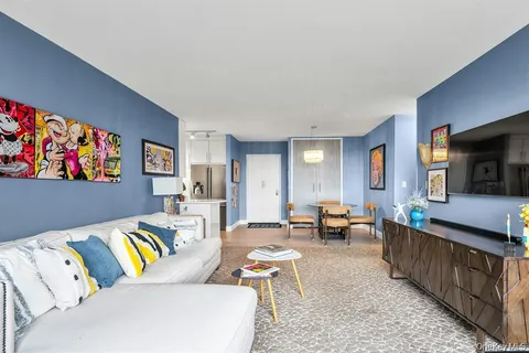 $379,000 | 269 Grand Central Parkway, Unit 32P | Glen Oaks