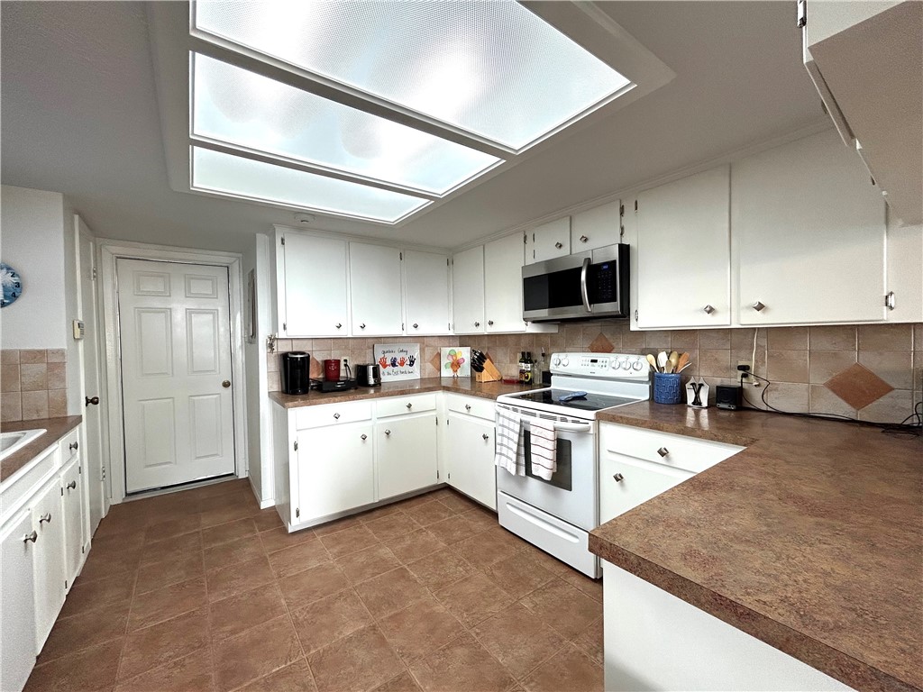 840 Cliff Drive, Unit 4 Portland, TX 78374 - Photo 9 of 32 a kitchen with a sink stove and refrigerator