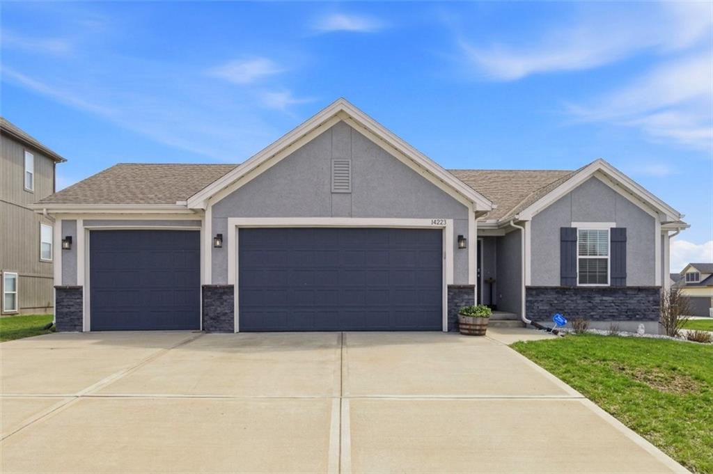 14223 Amanda Lane Basehor, KS 66007 - Photo 2 of 42