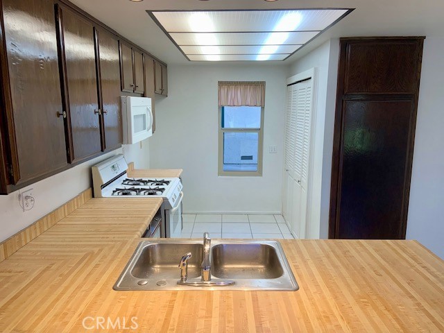 2641 Condor Circle Corona, CA 92882 - Photo 5 of 43 a bathroom with a sink and a large mirror