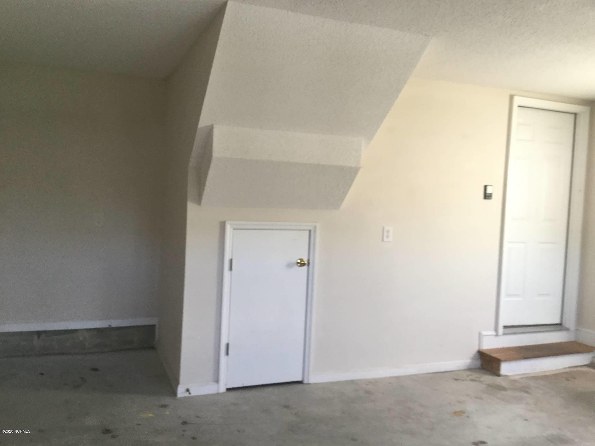 112 Inge Court New Bern, NC 28562 - Photo 21 of 24 Garage Door