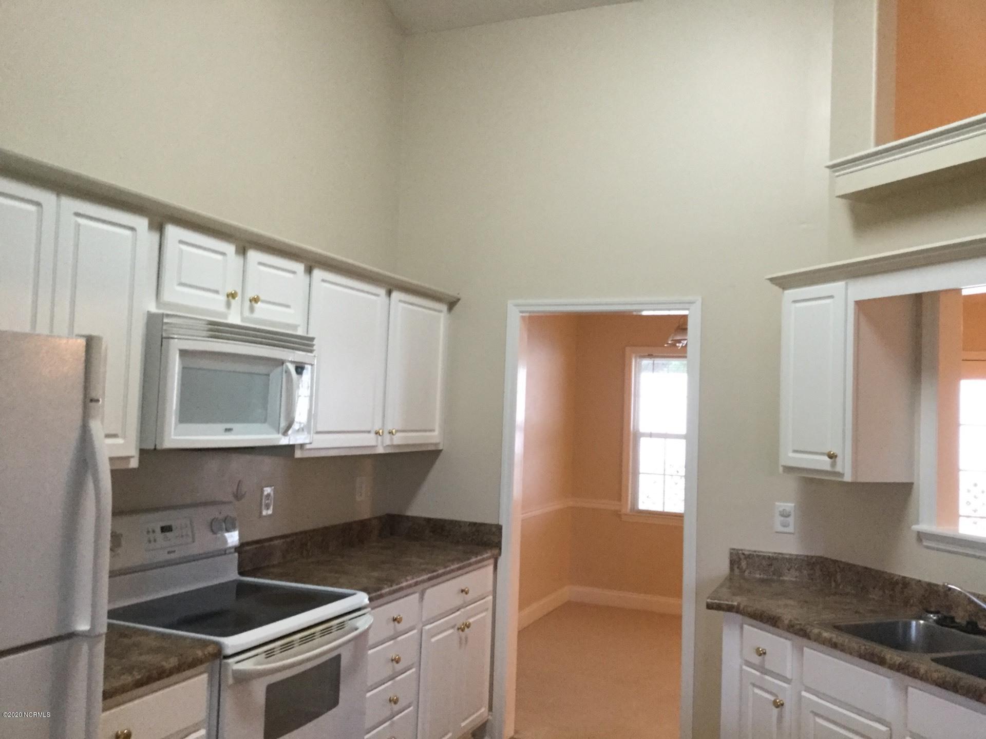 112 Inge Court New Bern, NC 28562 - Photo 4 of 24 Kitchen Angle
