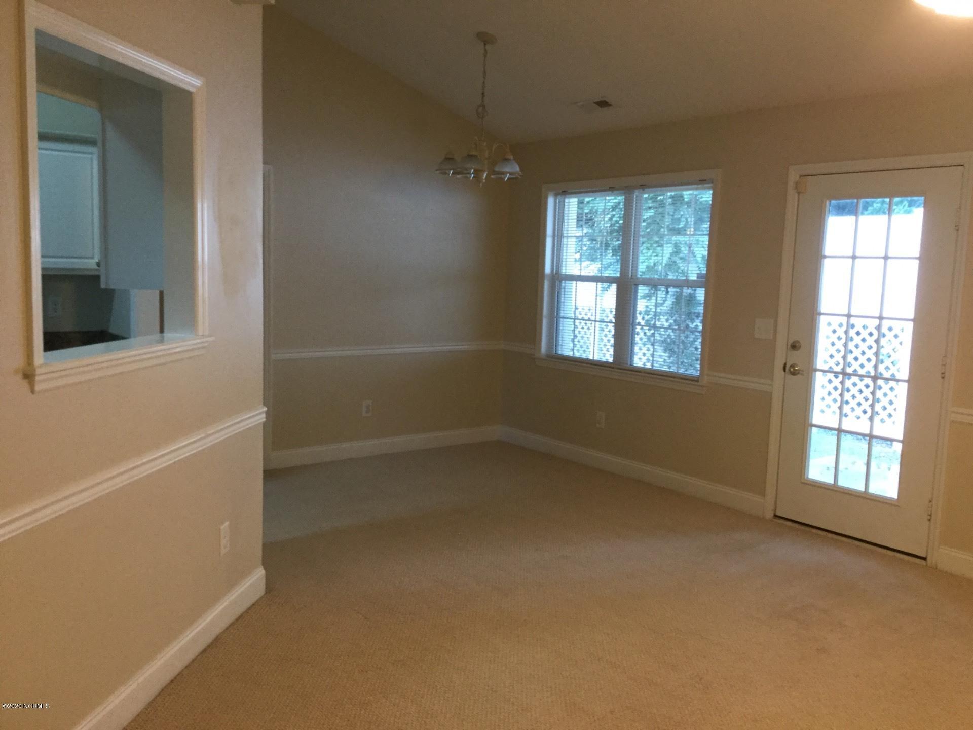 112 Inge Court New Bern, NC 28562 - Photo 5 of 24 Living Room to Backyard