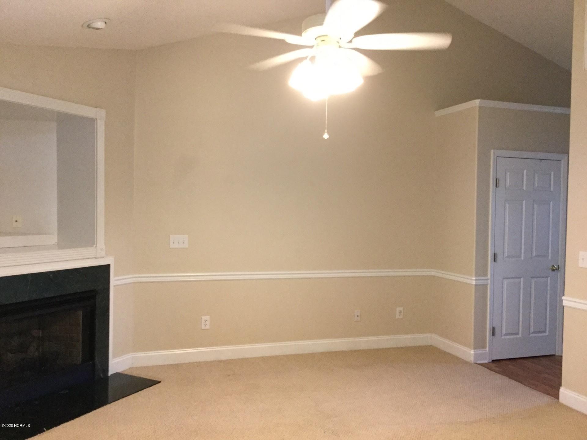 112 Inge Court New Bern, NC 28562 - Photo 8 of 24 Living Room to Entry