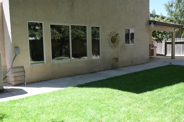 a view of an house with backyard of the house