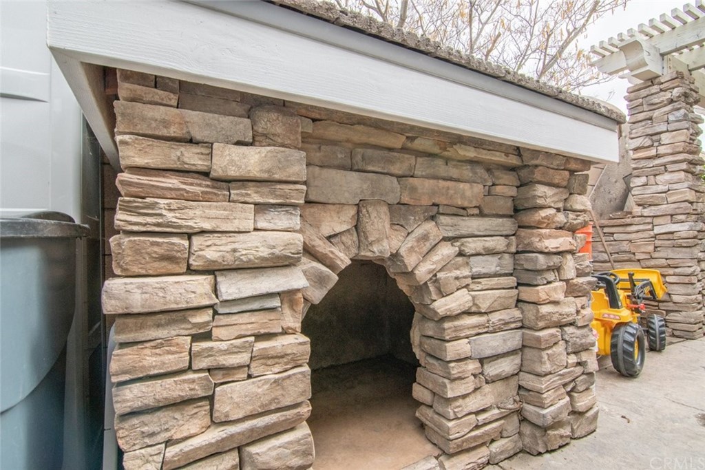 29350 Brockton Circle Menifee, CA 92584 - Photo 14 of 40 Dog house on side yard