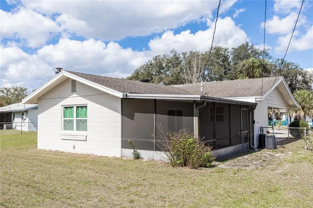 a view of a house with a yard